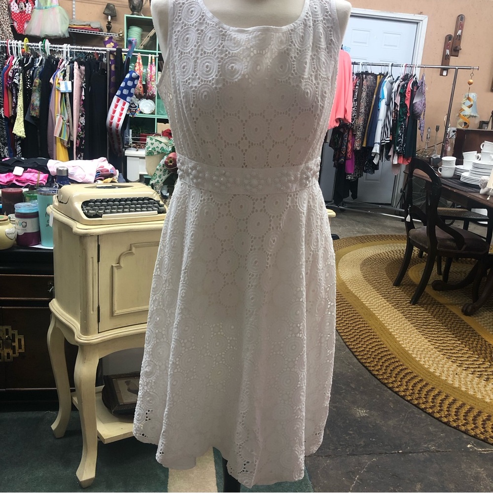 Tahari white dress size 8 sleeveless fully lined